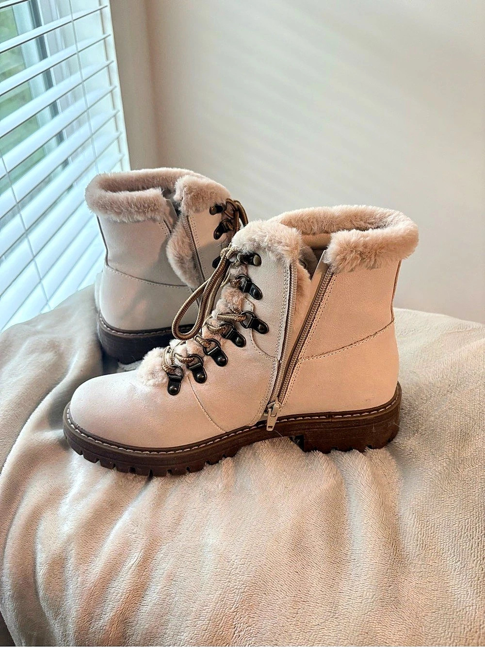 Cliffs Lace-Up Boots in light beige Like New worn once